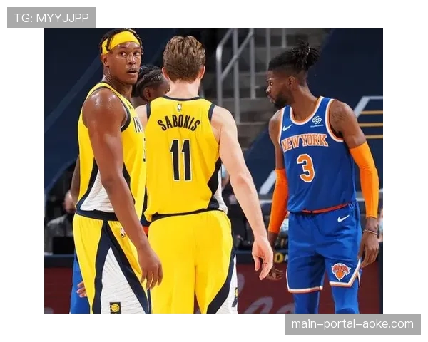 暖心时刻：小球童为摔倒的客队球员递上水瓶